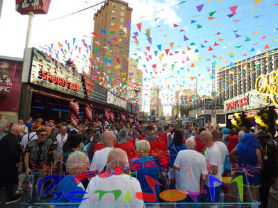 BENIDORM.- Unas 40.000 personas llenan las calles del Rincón de Loix color y alegría en la 25ª edición de la ‘Fancy Dress Party’