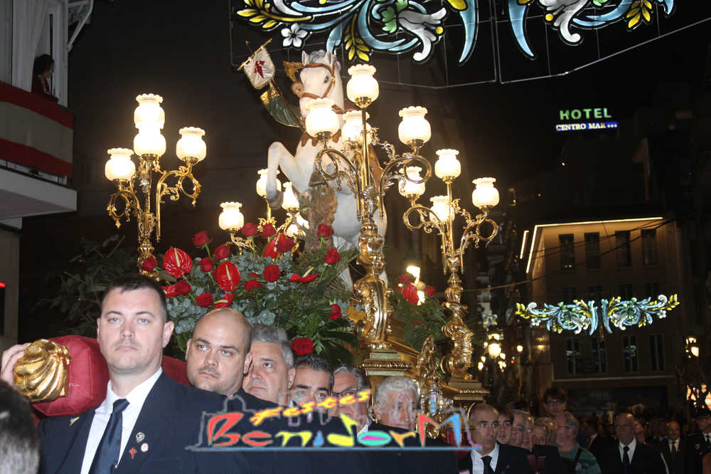 Festes Majors.- Benidorm vuelve a expresar su devoción por su patrón Sant Jaume en una solemne procesión seguida de forma masiva